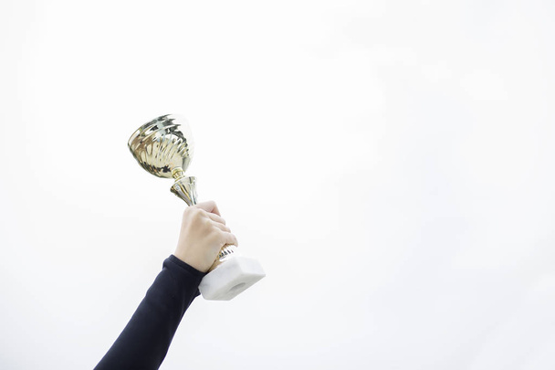 Joven exitosa sostiene un trofeo al aire libre
 - Foto, Imagen