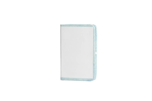 weiß-blaues Kalendertagebuch aus Leder mit Stifthalter auf weißem Hintergrund. in Schreibwaren, Tagebüchern oder Terminbüchern ist ein kleines Buch mit einem Haupttagebuchteil mit Platz für jeden Tag - Foto, Bild