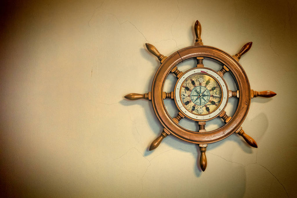 Koncepcja: Podróże, morze nawigacja. Morskie koło kierownicy i stary kompas na jasnym tle z kopii przestrzeni statku. - Zdjęcie, obraz