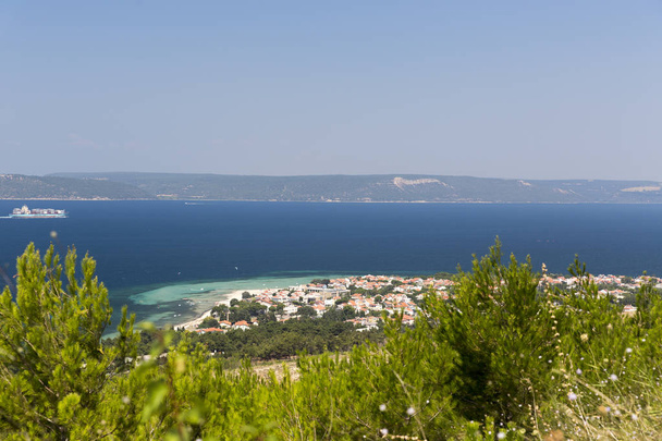 Guzelyali είναι ένα παραθαλάσσιο χωριό στο Τσανάκαλε επαρχία της δυτικής Τουρκίας. Είναι 15 χιλιόμετρα από το κέντρο που περιβάλλεται από βαθύ πράσινο δάσος με πεύκα ευχάριστη μυρωδιά και εντελώς βαθύ μπλε της θάλασσας. - Φωτογραφία, εικόνα