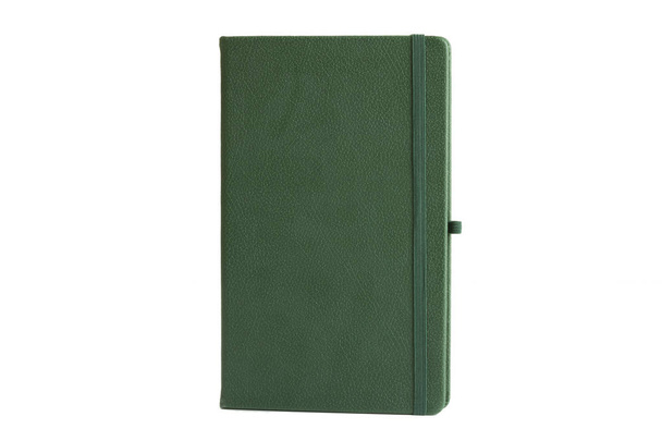 グリーン革 Pu 議題日記ノートのペンホルダーは、白い背景で隔離。日記や予定の本は、文房具、毎日のスペースとメイン日記のセクションを含む小さな本 - 写真・画像