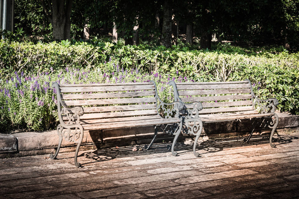 Silla larga para sentarse en público, banco de jardín Fondo de árbol verde
 - Foto, Imagen