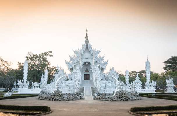 Όμορφο και καταπληκτικό λευκό τέχνη ναό Wat Rong Khun Τσιάνγκ Ράι, Ταϊλάνδη, είναι ένας τουριστικός προορισμός. Ορόσημο της Τσιάνγκ Ράι - Φωτογραφία, εικόνα