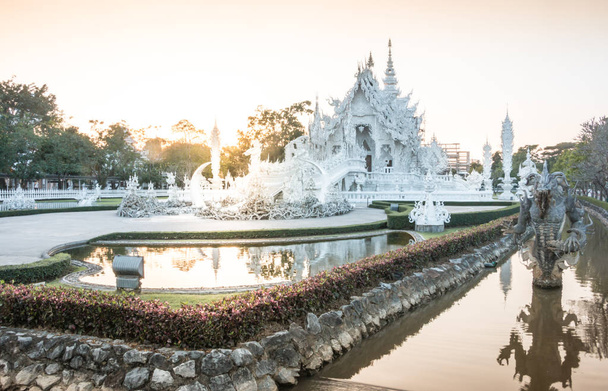 Дивовижні і красиві білі мистецтва храм в Wat Ронг Khun Чіанг Рай, Таїланд це є туристичним центром. Орієнтир Чіанг Рай - Фото, зображення