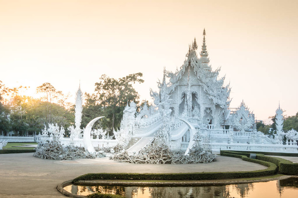 Gyönyörű és csodálatos fehér art templom Wat Rong Khun Chiang Rai, Thaiföld, egy turisztikai célpont. Mérföldkő a Chiang Rai - Fotó, kép