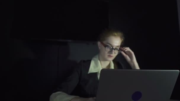 4. Jovem mulher de negócios cansada trabalha no computador no escritório. Slider, tiro dolly
 - Filmagem, Vídeo