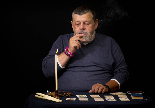 Bir yaşlı adam yasaktır puro cartomancy önce portresi  - Fotoğraf, Görsel