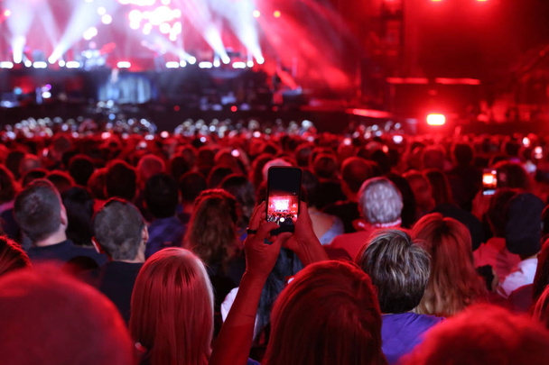 στέκεται θεατές λήψη φωτογραφιών στη συναυλία του ένας διάσημος τραγουδιστής - Φωτογραφία, εικόνα