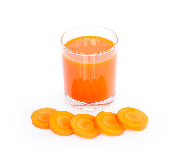 Primer plano vaso de jugo de zanahoria y zanahoria fresca en rodajas aisladas sobre fondo blanco, dieta saludable bebida de alimentos
 - Foto, Imagen