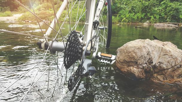 részleges kilátás vintage kaland kerékpár áll a folyó - Fotó, kép