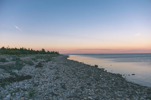 vista panorâmica da praia do mar no verão com rochas, plantas e água limpa em dia ensolarado - look retro vintage
 - Foto, Imagem