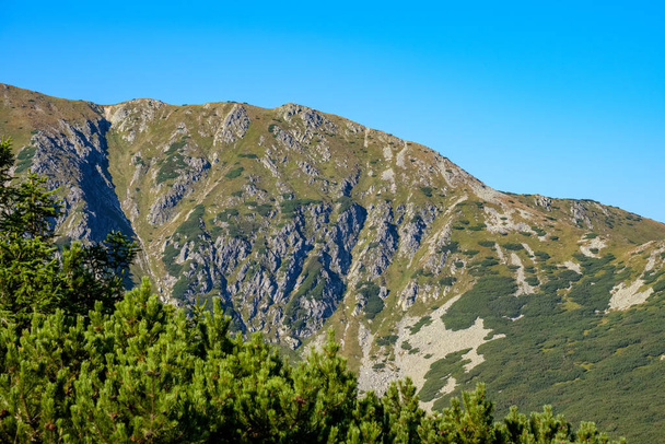Vzdálené hory jader v mlhu na Slovensku Tatra horských stezek v jasné podzimní den s modrou oblohu a zelené vegetace - Fotografie, Obrázek