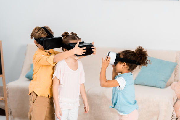 lindos niños pequeños jugando en auriculares de realidad virtual juntos
  - Foto, imagen