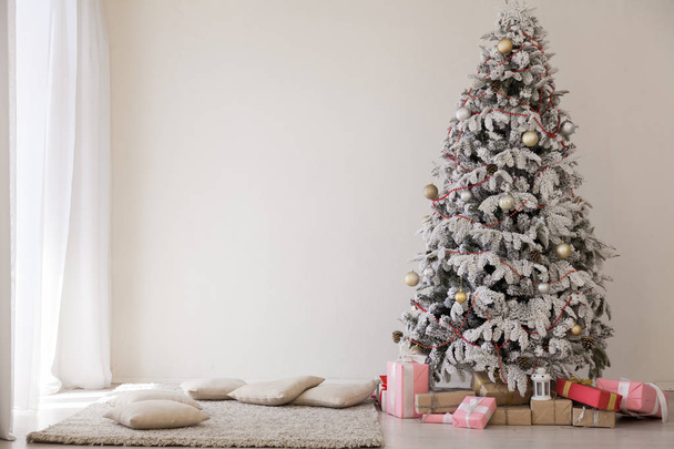 boldog karácsonyt karácsonyi újévi fa ajándékok belső fehér szoba - Fotó, kép