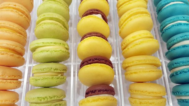 Francouzská barevné macarons jako pozadí - Fotografie, Obrázek