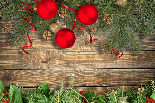 Fondo de Navidad, guirnaldas con ramitas de abeto y bolas rojas
  - Foto, imagen