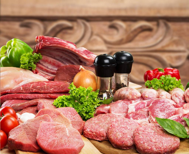 valikoima tuoretta raakaa lihaa ja vihreitä yrttejä, ruoanlaitto tausta
 - Valokuva, kuva
