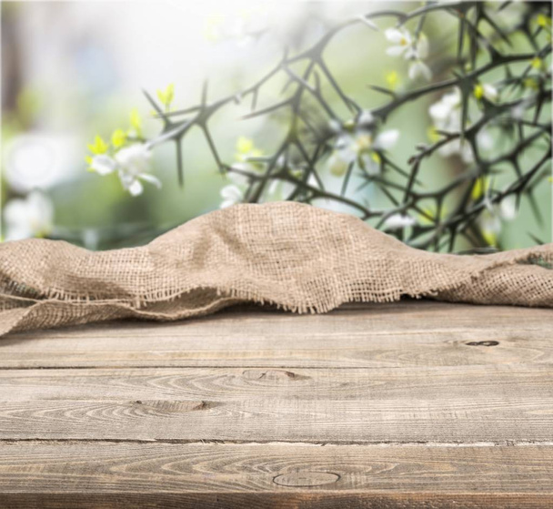 Textura de arpillera sobre mesa de madera
 - Foto, imagen