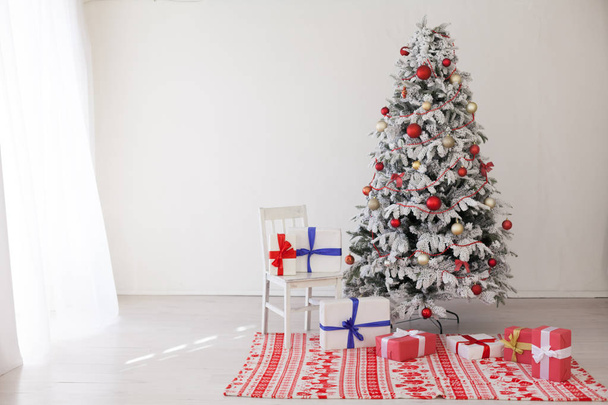 Boldog ajándékok belső fehér szobában ünnepek újév karácsonyfa - Fotó, kép