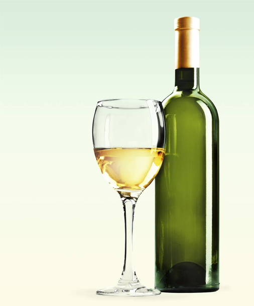 bottle and wineglass with white wine, alcohol beverage - Foto, Bild