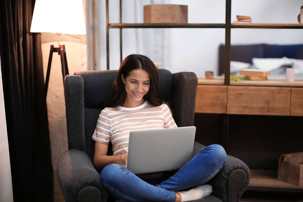 Jovem mulher trabalhando com laptop em casa - Foto, Imagem
