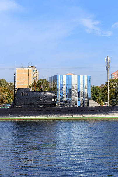 Russie, Kaliningrad - 20 septembre 2018 : Water Cube, Pavillon du Centre Naval du Musée de l'Océan mondial et SOUS-MARIN B-413. Rivière Pregolya
 - Photo, image