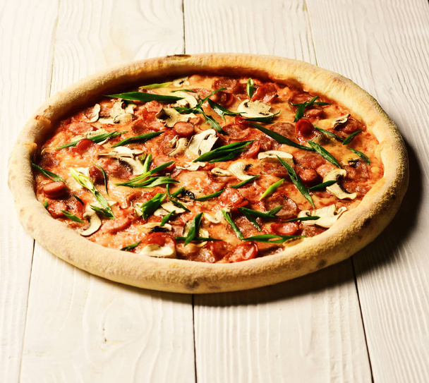 Pizza z papryką chili. Restauracja i kuchnia włoska - Zdjęcie, obraz