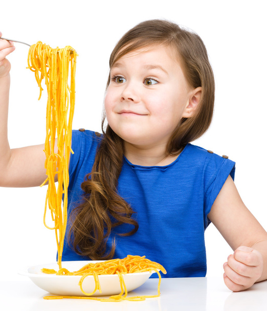 Little girl is eating spaghetti - Valokuva, kuva