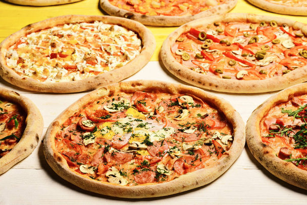 Etli, yumurtalı, domatesli ve peynirli pizza çemberi - Fotoğraf, Görsel