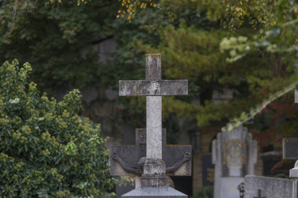 Vista de monumentos de hormigón en el cementerio
 - Foto, imagen