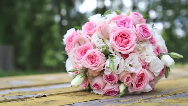 svatební kytice na dřevěném stole - Záběry, video