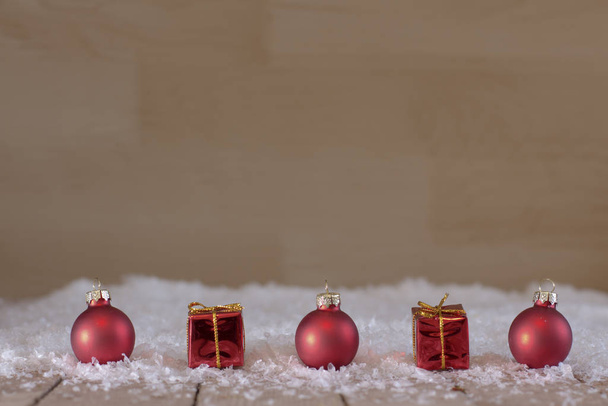 Primer plano de las decoraciones rojas de Navidad sobre fondo rústico
 - Foto, imagen