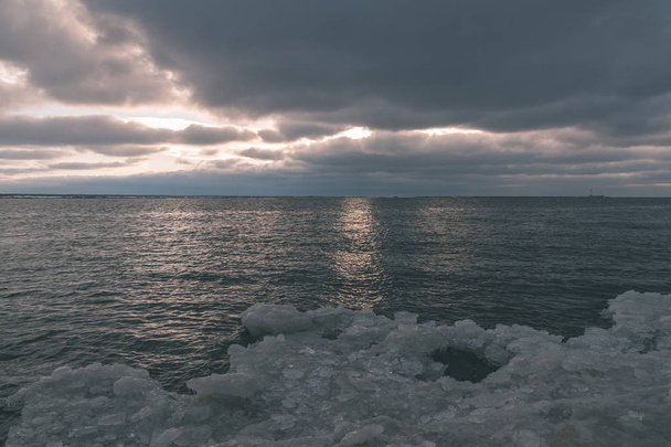 zamarznięte morze panorama plaży stronie zimą z dużą ilością lodu i śniegu w późnych godzin wieczornych  - Zdjęcie, obraz
