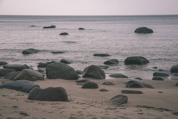 costa rochosa na Letónia com água corrente no mar e grandes rochas no final do Outono. cores maçantes - olhar retro vintage
 - Foto, Imagem