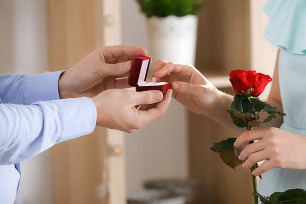 Junger Mann macht seiner Geliebten bei romantischem Date einen Heiratsantrag - Foto, Bild