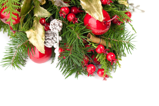 Kerstmis achtergrond grens met groene Xmas boom takje, rode bessen en Nieuwjaar decoratie - Foto, afbeelding