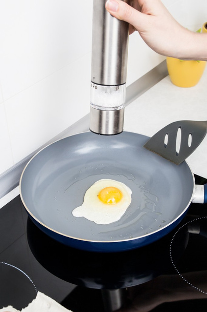 Woman salt egg in a frying pan - Φωτογραφία, εικόνα
