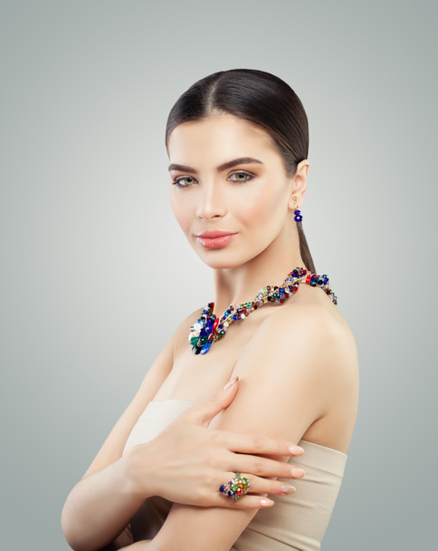 Mulher modelo de moda com anel de jóias brilhantes, colar e brincos
 - Foto, Imagem