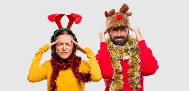 Couple habillé pour les vacances de Noël malheureux avec quelque chose. Expression faciale négative sur fond isolé
 - Photo, image