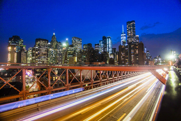 Rakennukset ja kuljetus Brooklynin sillalla yöllä New York
. - Valokuva, kuva