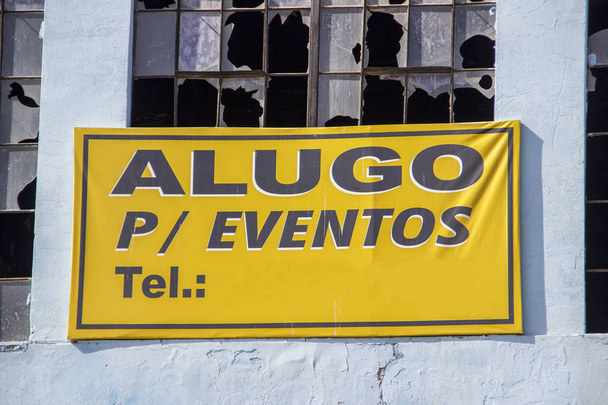 panneaux d'information brésiliens avec la phrase louer pour les événements
 - Photo, image