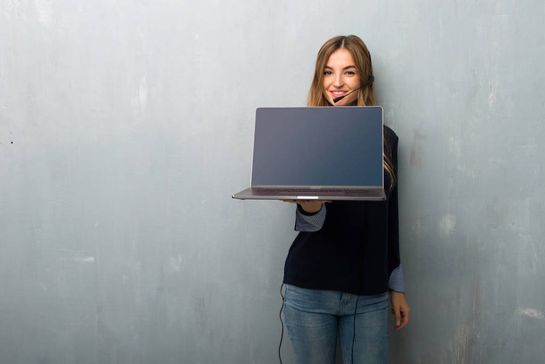 Telemarketer woman showing a laptop - Foto, Imagem