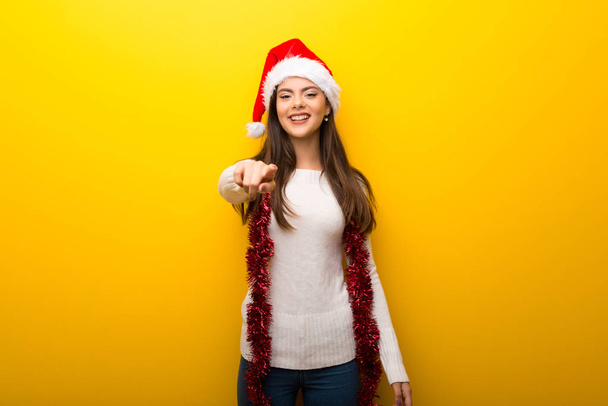 Adolescente menina celebrando Natal feriados aponta dedo para você
 - Foto, Imagem