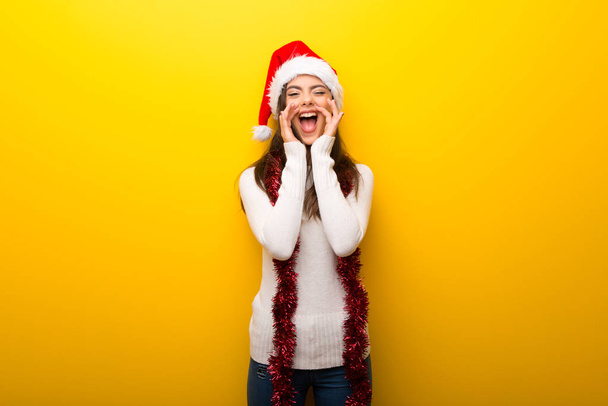Adolescente chica celebrando las vacaciones de Navidad gritando con la boca abierta
 - Foto, imagen