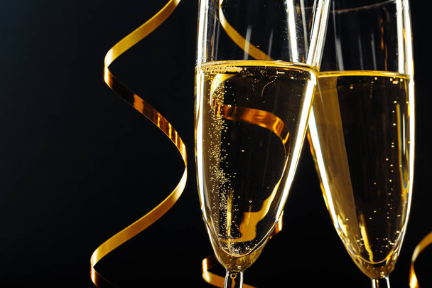 Champagne glasses for festive occasion against a dark background - Foto, afbeelding