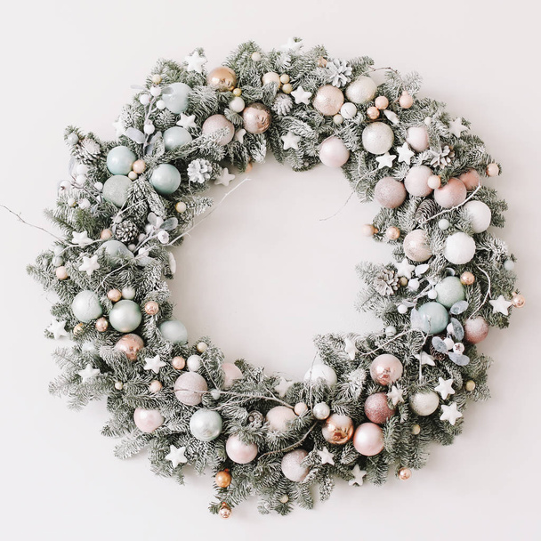 New Year interior. Wreath of spruce  with garland. Christmas decorations  - Foto, Imagem