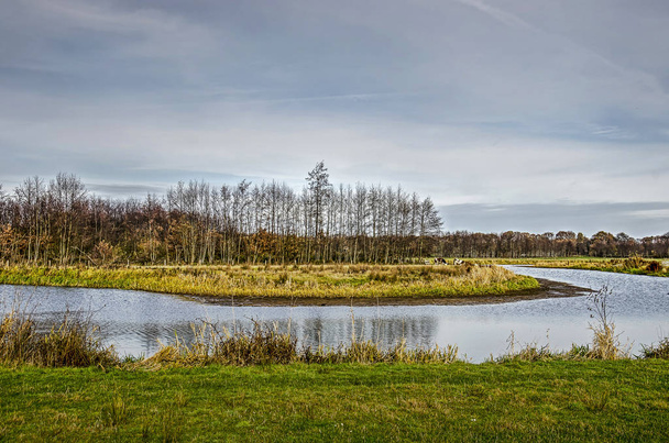 Onlangs gereconstrueerde bocht in de rivier de Berkel tussen Zutphen en Almen, Nederland, als onderdeel van een poging om de stroom terug naar zijn natuurlijke staat - Foto, afbeelding