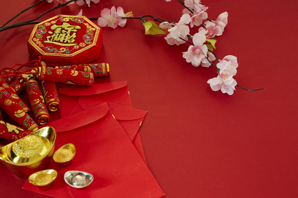 Κινέζικο νέο έτος 2019 Φεστιβάλ decorations.firecrackers,gold σε ράβδους, κόκκινο πακέτο, δαμάσκηνο άνθος, σε κόκκινο φόντο. Το Top view αξεσουάρ. Μετάφραση: Fu σημαίνει καλή τύχη, Chun σημαίνει άνοιξη. - Φωτογραφία, εικόνα
