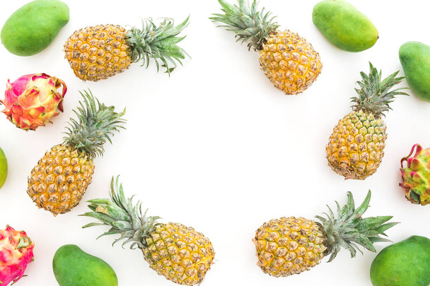 Modèle de cadre d'ananas, mangue et fruits du dragon sur fond blanc. Couché à plat, vue de dessus. Contexte alimentaire
. - Photo, image