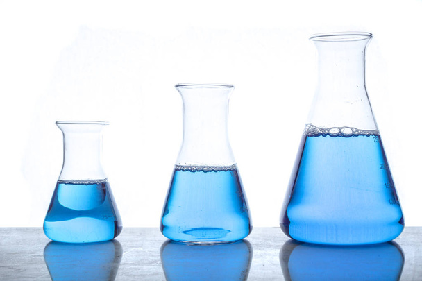 Flacons en verre avec fluide bleu utilisés dans des expériences de chimie
 - Photo, image